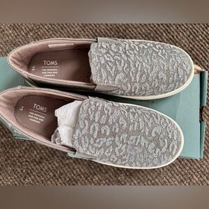 TOMS Luca Grey Cheetah Glimmer Youth Size 5 New In Box